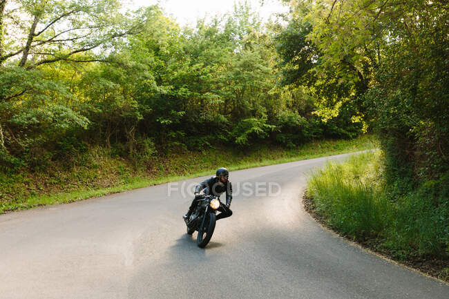 Молодой мотоциклист на винтажном мотоцикле, Флоренция, Тоскана, Италия — стоковое фото
