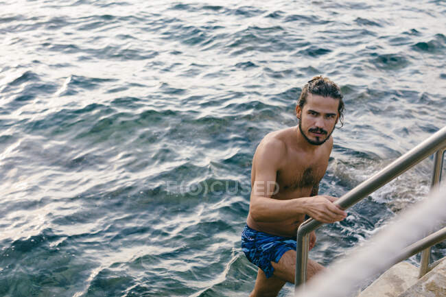 Homem subindo degraus do mar — Fotografia de Stock