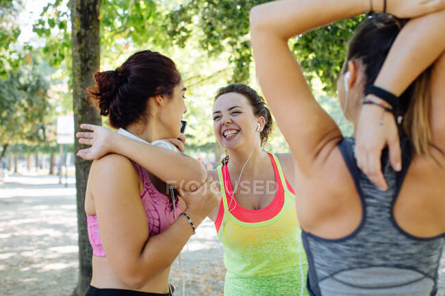 Amigos exercitando e rindo no parque, vista de perto — Fotografia de Stock
