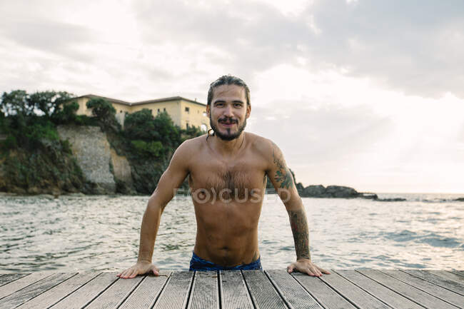 Homem emergindo no cais por mar, Livorno, Itália — Fotografia de Stock