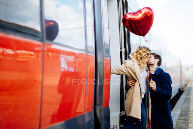 Couple s'embrassant à côté du train, Florence, Toscane, Italie — Photo de stock