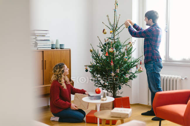 Coppia decorazione albero di Natale a casa — Foto stock