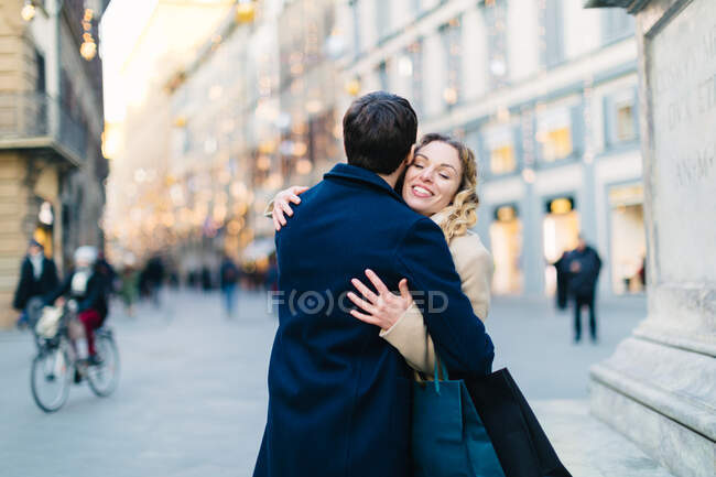 Pareja abrazándose en piazza, Firenze, Toscana, Italia - foto de stock