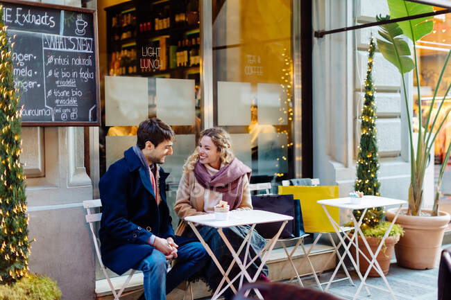 Casal conversando no café, Firenze, Toscana, Itália — Fotografia de Stock