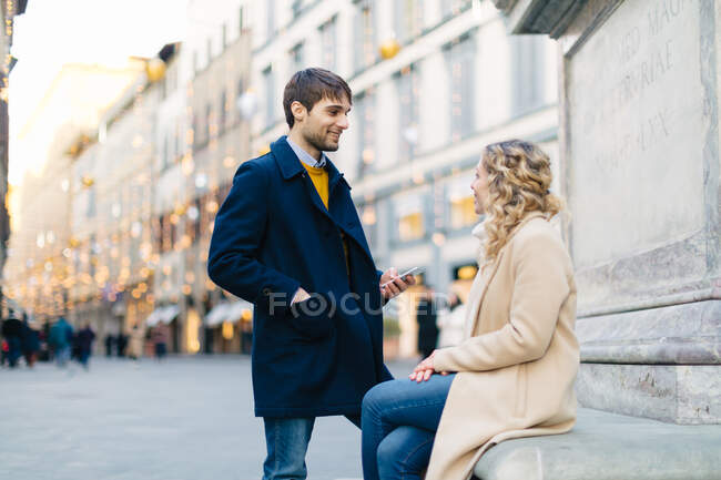 Пара беседующих на площади, Флоренция, Тоскана, Италия — стоковое фото