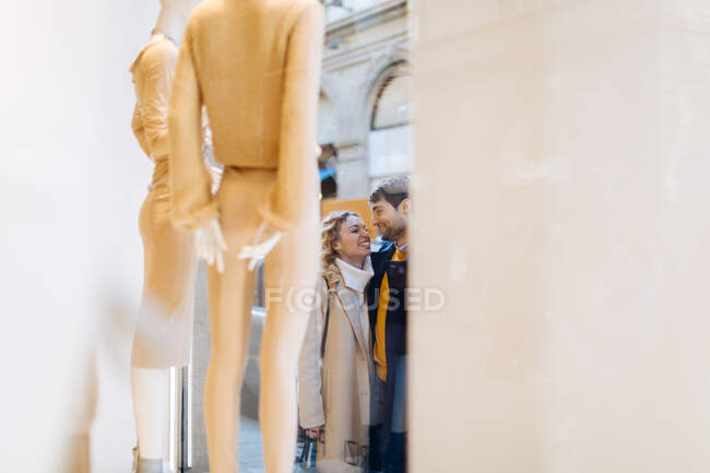 Couple window shopping, Firenze, Toscana, Italy — Stock Photo