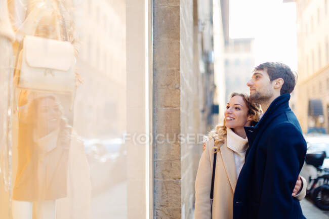 Shopping en couple, Florence, Toscane, Italie — Photo de stock