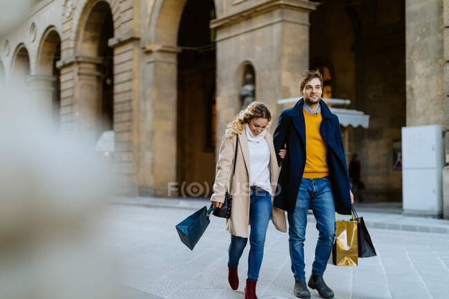 Pareja de compras, Firenze, Toscana, Italia - foto de stock