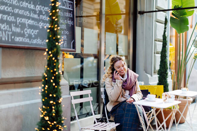 Donna che utilizza lo smartphone al caffè, Firenze, Toscana, Italia — Foto stock