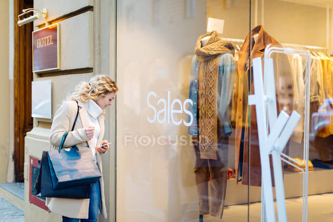 Frau auf Einkaufstour, Florenz, Toscana, Italien — Stockfoto
