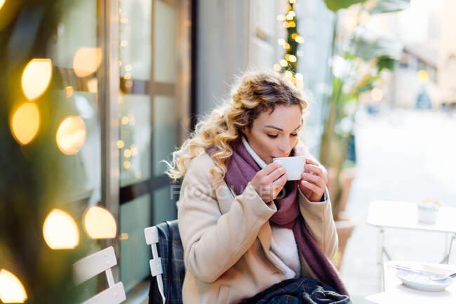Frau trinkt Heißgetränk im Café, Florenz, Toscana, Italien — Stockfoto