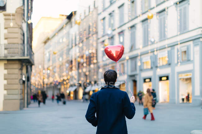 Homme avec ballon en forme de coeur sur la place, Florence, Toscane, Italie — Photo de stock