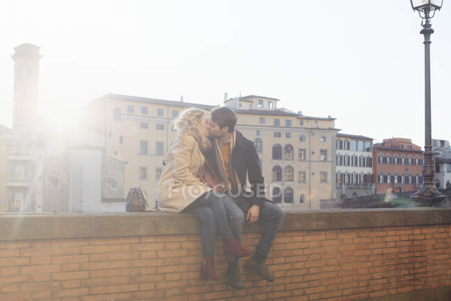 Couple kissing on brick wall, Firenze, Toscana, Italy — Stock Photo