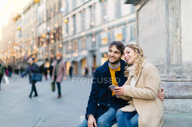 Couple relaxant sur piazza, Firenze, Toscana, Italie — Photo de stock