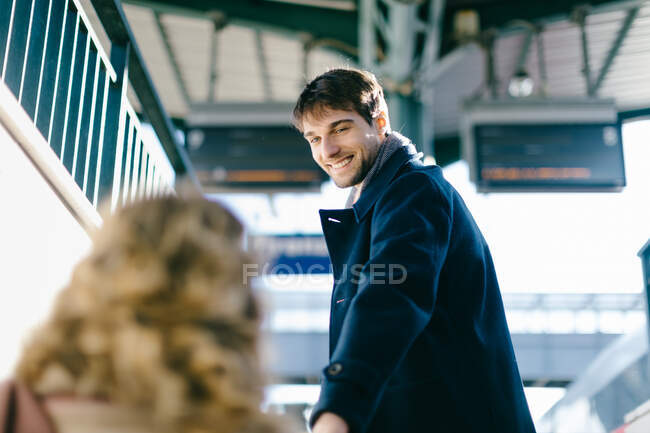 Пара йде на залізничний вокзал Фіренце, Тоскана, Італія. — стокове фото