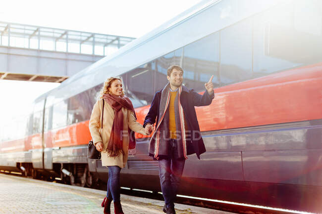 Пара на железнодорожной платформе, Флоренция, Тоскана, Италия — стоковое фото