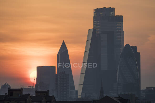Pôr do sol sobre a cidade de Londres, silhuetas de marcos arquitetônicos modernos. — Fotografia de Stock