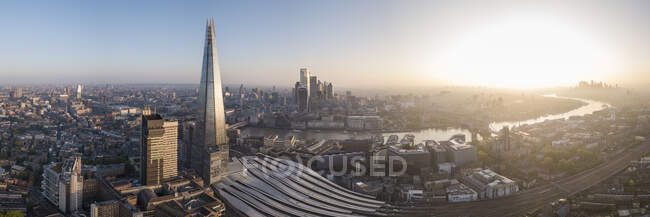 Vista aérea da torre de referência do fragmento e da cidade de Londres, e do rio Tâmisa ao amanhecer — Fotografia de Stock