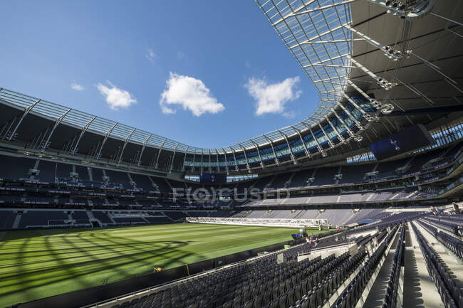 Tottenham Hotspur estadio de fútbol, puestos vacíos y sol en el campo. - foto de stock