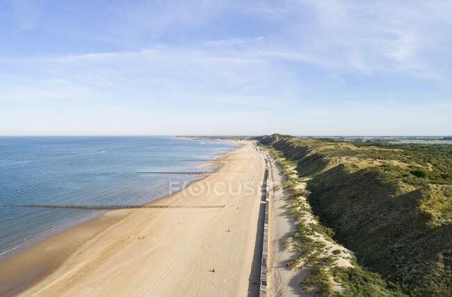 Vista ao longo de dunas e praia de areia entre Zoutelande e Vlissingen, Holanda. — Fotografia de Stock