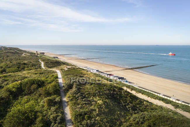 Vista ao longo de dunas e praia de areia entre Zoutelande e Vlissingen, Holanda. — Fotografia de Stock