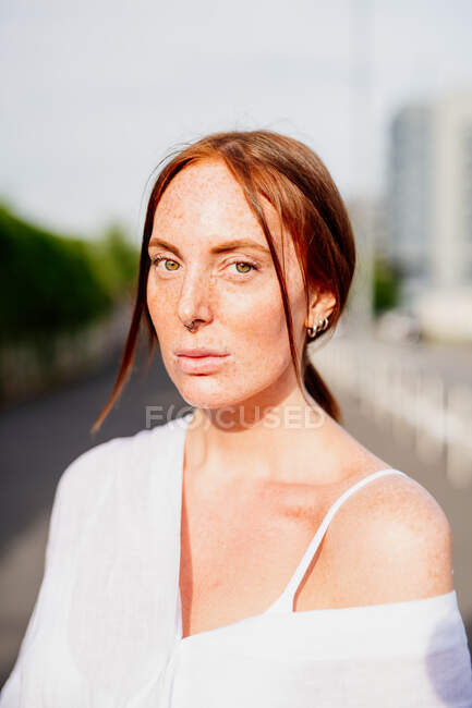 Portrait de femme aux longs cheveux roux, regardant la caméra. — Photo de stock