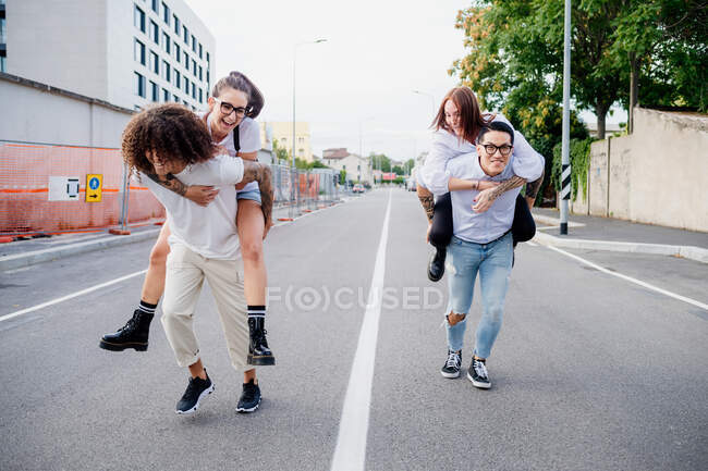 Misturado grupo racial de amigos saindo juntos na cidade. — Fotografia de Stock