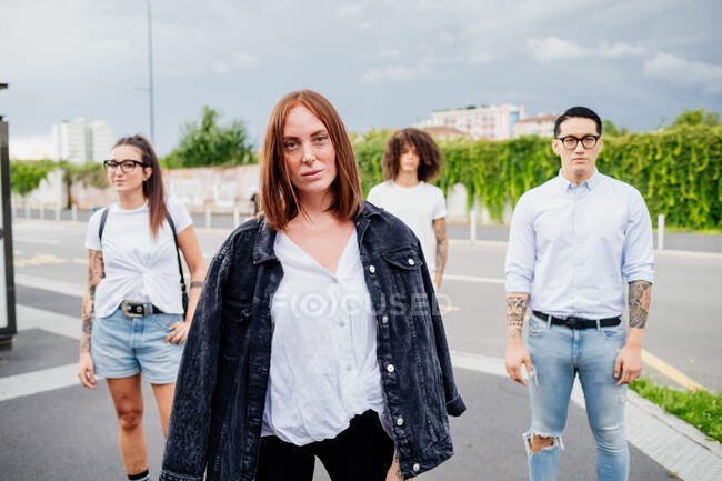Misturado grupo racial de amigos saindo juntos na cidade. — Fotografia de Stock