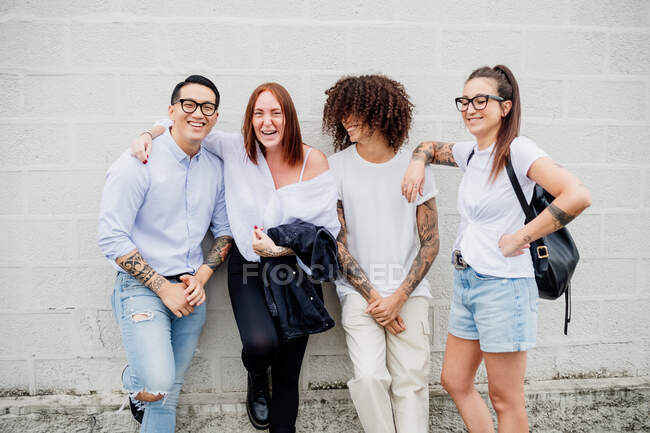 Смешанная расовая группа друзей, тусующихся вместе в городе. — стоковое фото