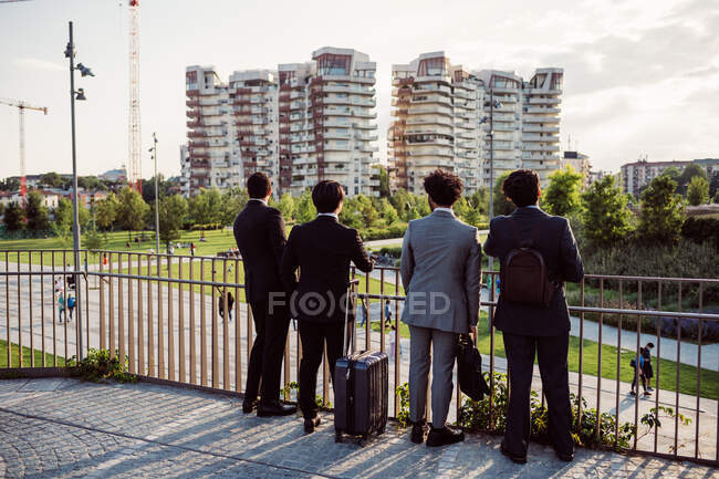 Groupe mixte d'hommes d'affaires qui traînent ensemble en ville. — Photo de stock
