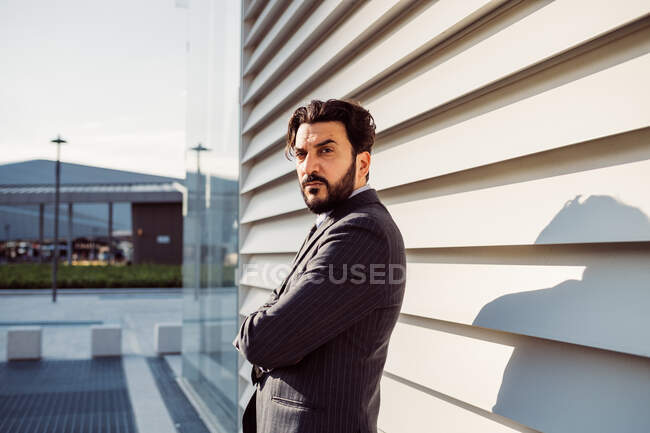 Retrato de empresário barbudo vestindo terno escuro, olhando para a câmera. — Fotografia de Stock