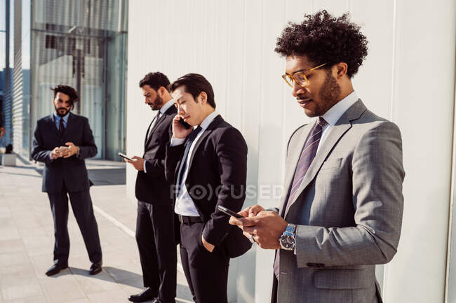 Grupo mixto de empresarios pasando el rato juntos en la ciudad. - foto de stock