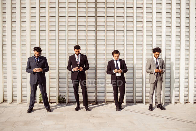 Mixed race group of businessmen hanging out together in town. — Stock Photo