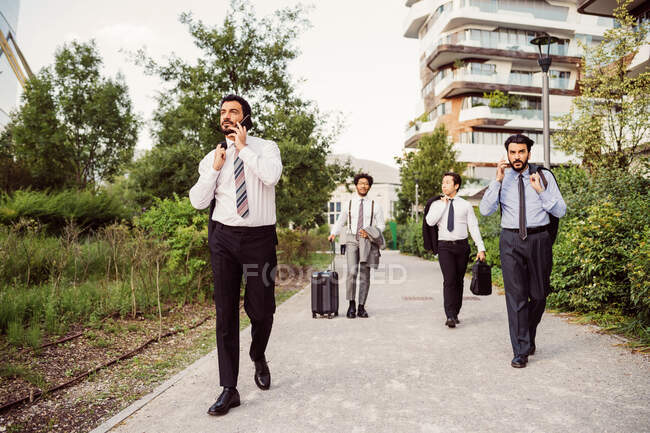 Gruppo misto di uomini d'affari che escono insieme in città. — Foto stock