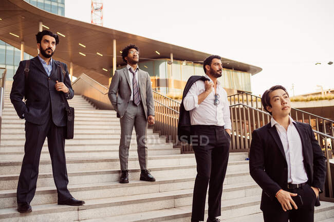 Gruppo misto di uomini d'affari che escono insieme in città. — Foto stock