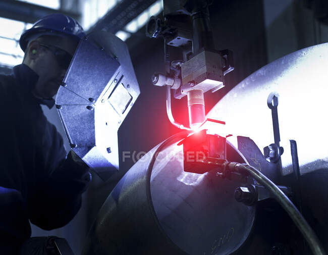 Man wearing welding mask working in a steel factory. — Stock Photo