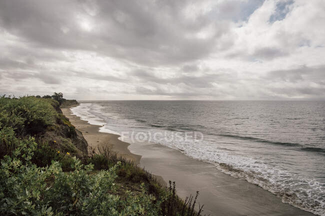 Blick am Sandstrand unter wolkenverhangenem Himmel bei Santa Barbara, Kalifornien, USA. — Stockfoto