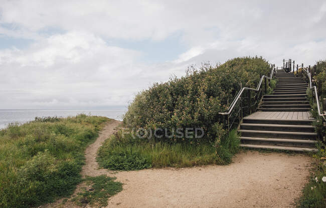 Sentiero costiero e scalinata in legno vicino a Santa Barbara, California, USA. — Foto stock