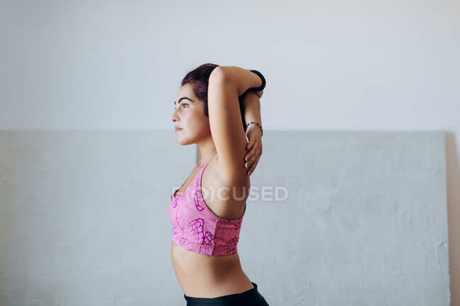 Mujer haciendo ejercicio de estiramiento en casa - foto de stock