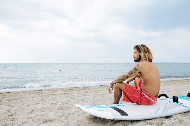 Surfer mit Surfbrett am Meer — Stockfoto