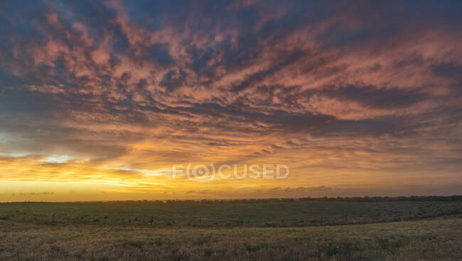 Gravity wave clouds in the sky at sunset — Stock Photo