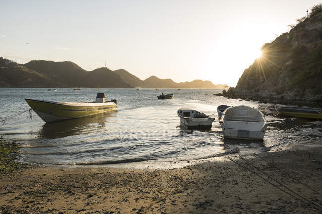 Човни пришвартувалися на озері поблизу водоспаду Каскада - де - Хуан - Сірі.. — стокове фото
