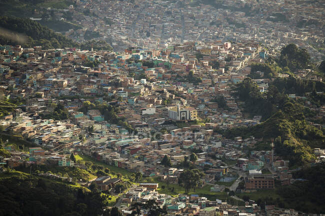 Vue surélevée de la colonie urbaine, maisons à flanc de colline et fond de vallée dans les montagnes. — Photo de stock