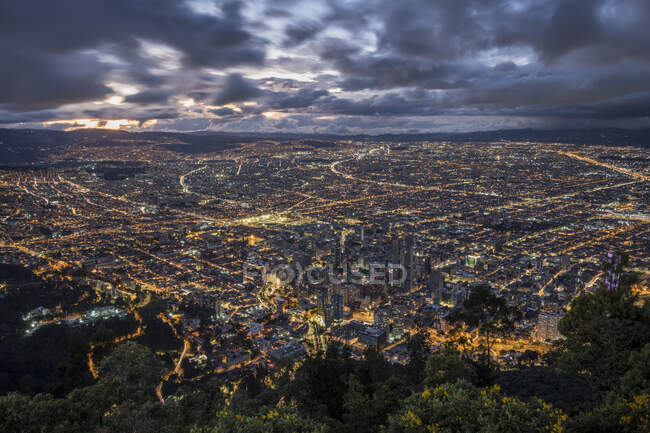 Vista de Cerro Monserrate no crepúsculo sobre a cidade de Bogotá — Fotografia de Stock