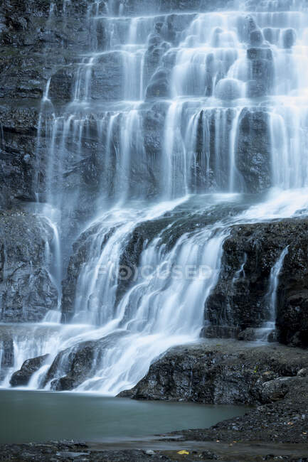 Cascadas de Juan Ciri a San Gil, una scogliera a picco con acqua a cascata sopra la roccia calpestata giù in una piscina — Foto stock