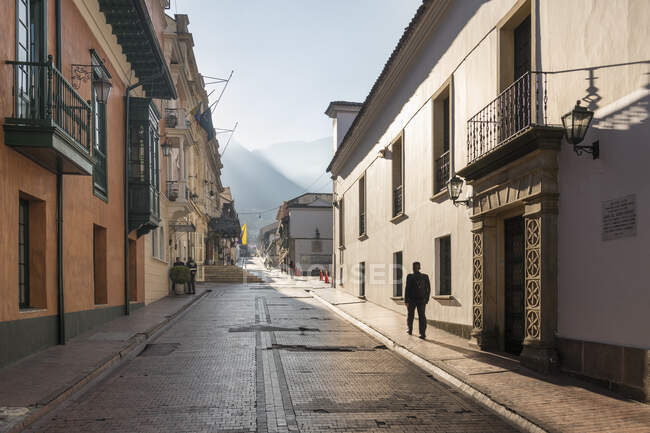 Vista a lo largo de calle residencial empedrada en Cartagena - foto de stock