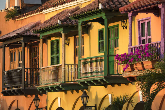 Casas históricas con coloridos balcones en Cartagena - foto de stock
