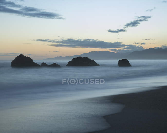 Playa los Angeles im Morgengrauen, Strand und Blick auf das Meer und die Inseln vor der Küste — Stockfoto