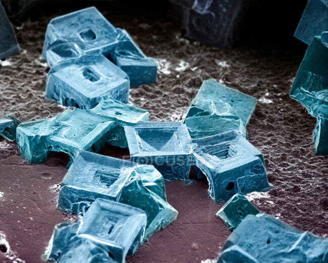 Микроскопический взгляд на кристаллы соли — стоковое фото