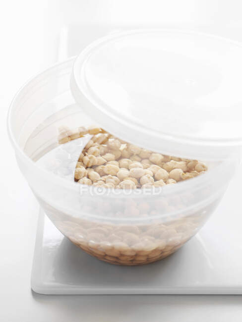 Bowl of chickpeas soaking in water — Stock Photo